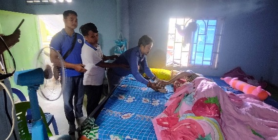 ក្រុមការងារសហជីពទឹកចិត្តកម្មករកម្ពុជា នាំយកថវិកាជិត ៥០ម៉ឺនរៀល ជូនកម្មការិនីផ្នែកសន្តិសុខដែលមានជំងឺធ្ងន់ធ្ងរ